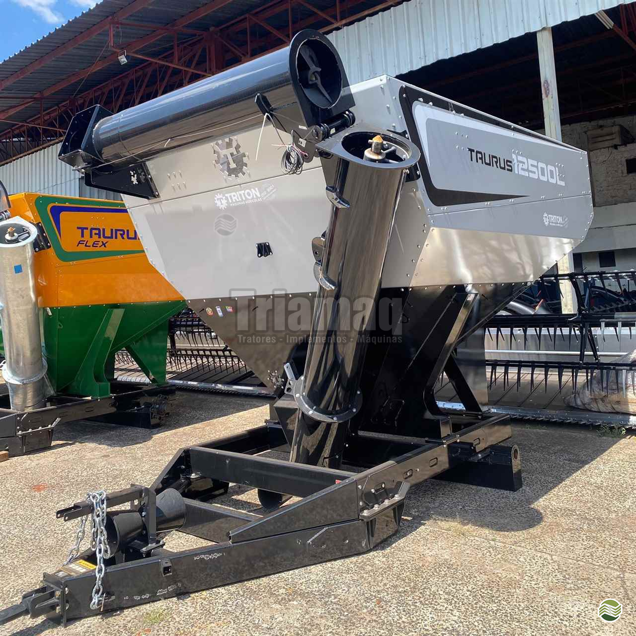 IMPLEMENTOS AGRICOLAS CARRETA BAZUKA GRANELEIRA 12500 Triamaq Tratores UBERLANDIA MINAS GERAIS MG
